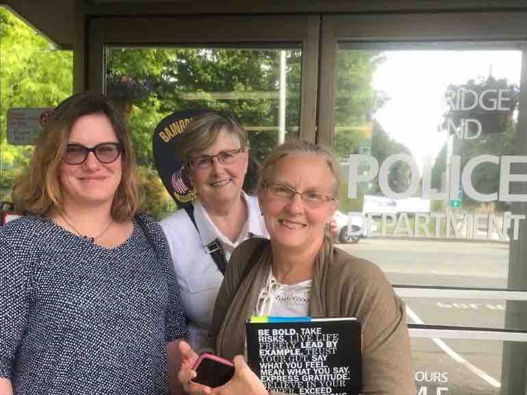 Eagle Harbor Inn owner Bonnie McBryan, Ali Perry, and Shannon Evans
visit the Bainbridge Island Police Department